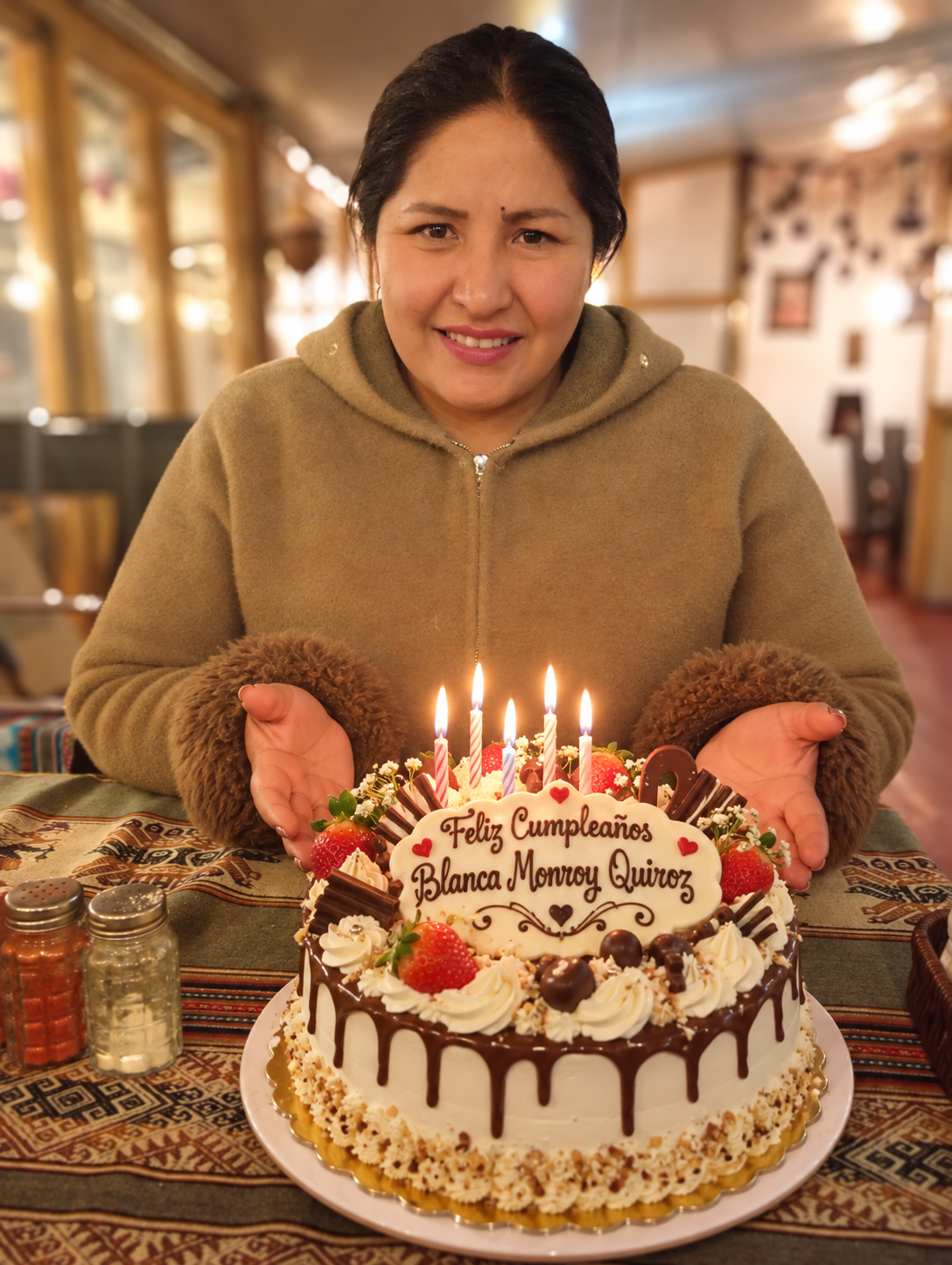 Blanca Monroy Quiroz celebrando con su torta de cumpleaños